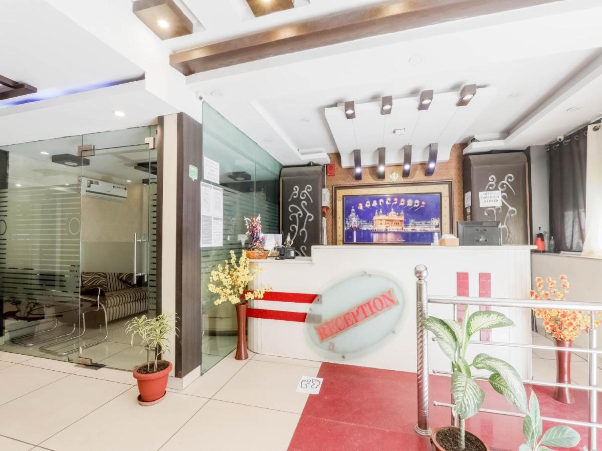 Oyo 79765 Hotel Samrat Лакнау Екстериор снимка